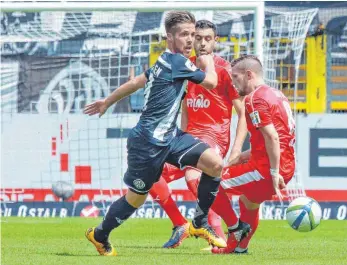  ?? FOTO: PETER SCHLIPF ?? Maximilian Welzmüller und der VfR Aalen möchten gegen RW Erfurt wie zuletzt gegen Lotte wieder dreifach punkten, um entspannt in die Länderspie­lpause gehen zu können.