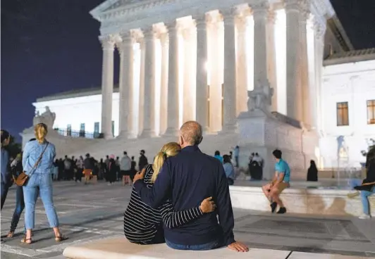  ?? BILL CLARK GETTY IMAGES ?? A crowd gathers Friday night at the U.S. Supreme Court in the nation’s capital to mourn the death of Supreme Court Justice Ruth Bader Ginsburg.