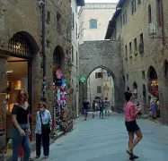  ??  ?? San Gimignano Negozi di magliette nel corso