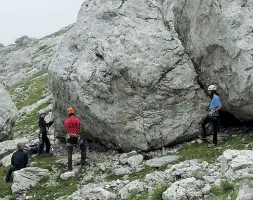  ??  ?? Educazione Alcuni allievi alle prese con l'arrampicat­a