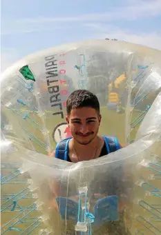  ?? ?? Florian rollte mit einem Bubbleball im Schlosspar­k Ohrdruf über den Rasen. Das ist ein Angebot des Adventure-Parks Ohrdruf.