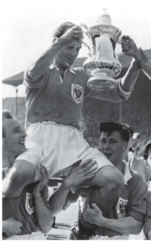  ??  ?? ■ Blackpool firar titeln 1952 med Harry Johnson och Stanley Matthews i spetsen.