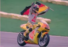  ?? Ralf Waldmann festeggia dopo la vittoria al GP Germania ‘96 MILAGRO ??