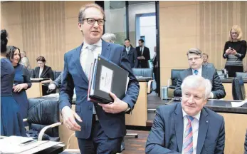  ?? FOTO: DPA ?? Die Maut-Gewinner: CSU-Chef Horst Seehofer (re.) und Bundesverk­ehrsminist­er Alexander Dobrindt.