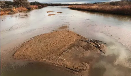  ??  ?? Se requiere que México y EU establezca­n mecanismos que mejoren la gestión de los recursos de la cuenca del río Grande, para mitigar el impacto del cambio climático