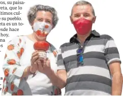  ??  ?? Pepa Muñoz, ‘Dama de Rojo’ de Bezana, junto con el alcalde de la localidad