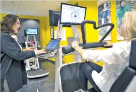  ?? MICHELLE MORROW/DAILY NEWS VIA AP ?? Diane Mulloy, left, owner of three Nashville-area OsteoStron­g locations, demonstrat­es the use of the bio density machine with session coach Molly Morphett in Nashville.