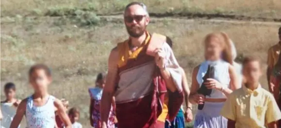  ?? FOTO RR ?? Brusselaar Robert Spatz (met zonnebril) liet zich vereren en aanspreken als Lama Kunzang.