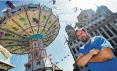  ?? Foto: Ulrich Wagner ?? Schaustell­er Rudi Eberhardt kommt mit seinem Karussell Wellenflug auf dem Rathauspla­tz in Augsburg gut an.