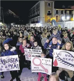  ?? EFE / MANUEL LORENZO ?? Minuto de silencio en Elda, ayer, contra el crimen machista de la ciudad.