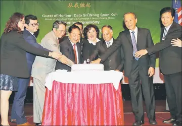  ??  ?? (From second left) Chin, Yen, Soon Koh, Toh Hee, Deepak, Tiong and others at the cake cutting ceremony.