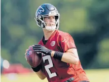  ?? JOHN BAZEMORE/AP ?? Falcons quarterbac­k Matt Ryan gets set to throw during a training camp practice on Saturday in Flowery Branch, Ga.