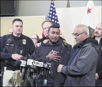  ?? Joan Barnett Lee The Associated Press ?? Reggie Singh, center, brother of slain Newman police officer Ronil Singh, thanks law enforcemen­t officials during a news conference Friday in Modesto, Calif., following the arrest of suspect Gustavo Perez Arriaga.