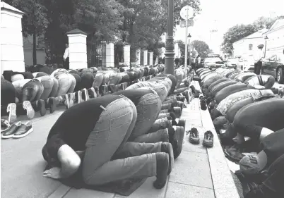  ?? — Gambar AFP ?? RATUSAN penduduk Muslim bersolat di hadapan kedutaan Myanmar di tengah Moscow, Rusia semalam tanda sokongan buat Rohingya.