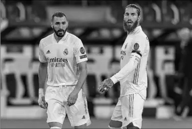  ??  ?? Karim Benzema (l), de spits van Real Madrid, prijst Sergio Ramos (r) en geeft aan dat de aanwezighe­id van de verdediger de club heeft geholpen om de volgende ronde van de Champions League te bereiken. (Foto: AD)