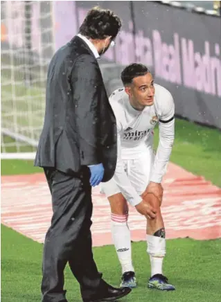  ?? ABC ?? Lucas Vázquez se señala la rodilla lesionada, ayer en el clásico