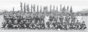  ??  ?? KALABAKAN Tok Gajah FC dan Kawa Eagle’s FC semasa perlawanan akhir.