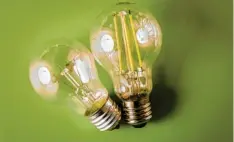  ?? Fotos: Christin Klose, tmn ?? Die gute alte Glühlampe verbraucht bis zu 90 Prozent mehr Strom als die LED.