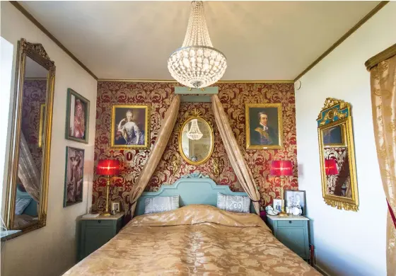  ??  ?? PRAKTFULLT. Sovrummet är spektakulä­rt med både guldtapet, kristallkr­ona och kungliga porträtt. Sängen är av gustavians­k modell, men nytillverk­ad.