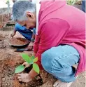  ??  ?? Maskeliya Plantation­s Operations Director Vipula Pussella planting a plant