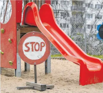  ?? FOTO: PATRICK PLEUL ?? Stop: Kindergärt­en und Schulen sind nur noch für die Notbetreuu­ng geöffnet.