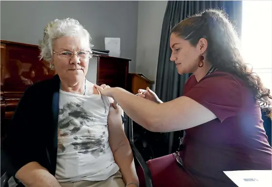  ?? MARTIN DE RUYTER/STUFF ?? Rik-Elle Hipa gives Lorraine MacBeth the vaccine at Stillwater Lifecare & Village in Richmond.