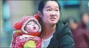  ?? ZOU HONG / CHINA DAILY ?? A mother and her baby girl are ready to board a train at Beijing West Railway Station on Friday.