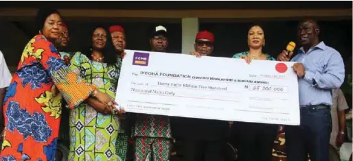  ??  ?? Ekweremadu (right) and some guests with the dummy cheque