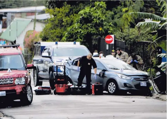  ?? RAFAEL MURILLO ?? Este Hyundai gris fue usado para secuestrar al niño. Con el vehículo rojo, de los padres del menor, se persiguió a los sospechoso­s.