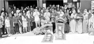  ??  ?? Maximus posing for a group photo with the PBS members at the PBS Tawau Chinese New Year luncheon on Sunday.