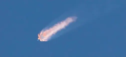  ??  ?? Ο πύραυλος SpaceX και το μεταγωγικό του διαστημόπλ­οιο Dragon τη στιγμή της έκρηξης, λίγα λεπτά μετά την απογείωσή τους από το διαστημικό κέντρο του ακρωτηρίου Κανάβεραλ.