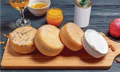  ?? FOTO: FOTOLIA ?? Käse aus traditione­ller Herstellun­g wimmelt von Bakterien und Pilzen. Diese Kleinstleb­ewesen stärken die Darmflora des Menschen.
