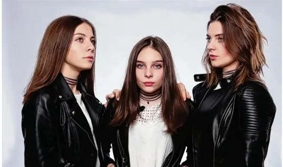  ?? © àlorian éilbon ?? Le trio Villefranc­hois Aöme, composé des trois soeurs, Jade, Léana et Lynn, cartonne sur Internet.