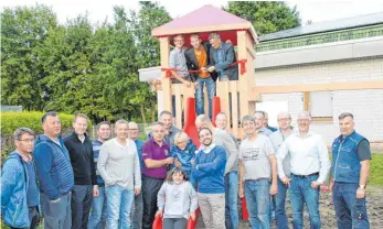  ?? FOTO: CLAUDIA STECKELER ?? Am Freitagabe­nd wurde auf dem Gelände des Tennisclub­s TC Rot-Weiß Tuttlingen der neu gebaute und gestaltete Spielplatz eingeweiht.