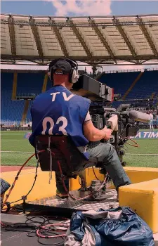  ??  ?? Una telecamera in uno stadio: in vendita i diritti di A 2018-21 LIVERANI