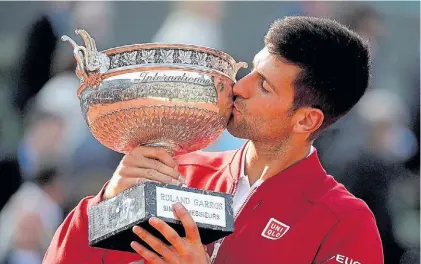  ?? EFE ?? Sabe lo que es ganar. Djokovic y el trofeo de Roland Garros que ganó en 2015. De a poco está volviendo.