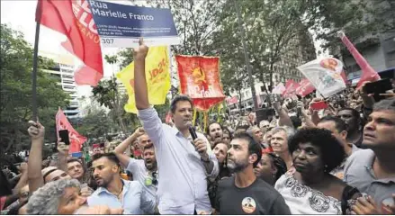  ??  ?? ACTO. El candidato del PT, Fernando Haddad ayer en Río de Janeiro, junto con partidario­s de la asesinada concejal Marielle Franco.