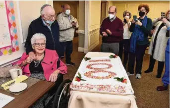  ?? Arnold Gold/ Hearst Connecticu­t Media ?? Goldie Taub, left, celebrates her 100th birthday with her boyfriend, retired Rabbi Murray Levine, and her family at Coachman Square at Woodbridge Monday. Below, the couple kisses.