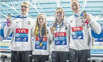  ?? FOTO: IMAGO ?? Gänsehaut-Augenblick: Die Goldmedail­len sind der verdiente Lohn für Henning Mühlleitne­r, Reva Foos, Annika Bruhn und Jacob Heidtmann (von links).