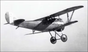  ?? DR/COLL. PAOLO VARRIALE ?? Ocio ! Fiol d’un can.
Pilotes de l’escadrille N 561 du Lido en visite de courtoisie aux pilotes de la marine italienne dont les hydravions sont stationnés sur l’île de San Andréa, à l’automne 1917. Au premier plan, le jeune mdl. Corniglion.