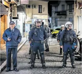  ?? H. A. A. ?? Policías griegos en la isla de Lesbos, en noviembre de 2023.