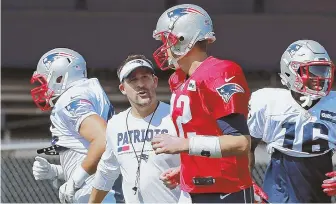  ?? STAFF PHOTO BY mATT weST ?? STRATEGY SESSION: Tom Brady talks with offensive coordinato­r Josh McDaniels during yesterday’s practice in Foxboro.