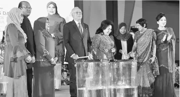  ??  ?? Najib and Rosmah (centre) launch the TN50 dialogue session and National Women’s Day celebratio­n. Rohani is at third left. — Bernama photo