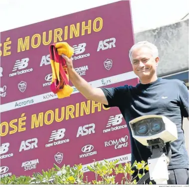  ?? MASSIMO PERCOSSI / EFE ?? José Mourinho saluda a la afición de la Roma a su llegada a la capital italiana.