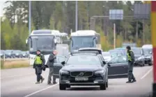  ?? AP ?? Largas colas de autos y buses se ven en el paso fronterizo de Vaalimaa. Rusia y Finlandia tienen una frontera de 1.340 kilómetros.
