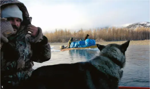  ??  ?? 1 1. Nous remontons la rivière Omolon (province de Tchukotka) pendant sept heures avec tout le matériel pour rejoindre notre camp de base de chasse à l’élan.
2. Ici une baboushka (“grand-mère” en russe) du peuple évène, habillée de peaux de rennes.