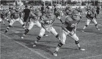  ?? Michael Ciaglo / Staff photograph­er ?? UH offensive lineman Will Noble, front, and his teammates prepare for Tuesday’s practice, a routine that is familiar to Noble as he has a team-high 32 career starts.