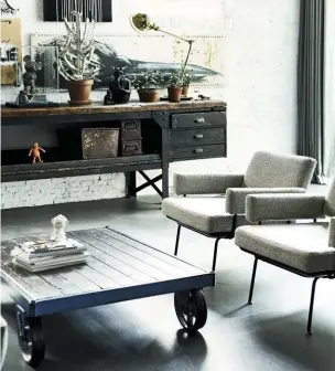  ??  ?? The rolling coffee table creates a chic look in this warehouse home.
Place modern lounge chairs in your living room
to add to the urban style. Deep,
dark shelves help complete the warehouse
ambience.