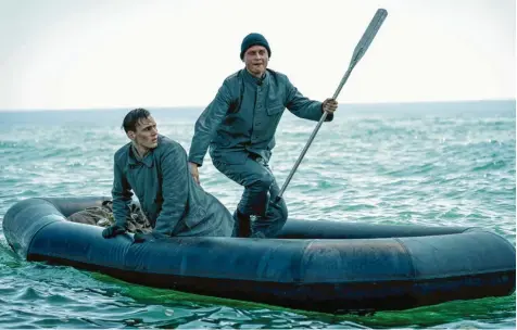  ?? Foto: Stephan Rabold, Bavaria Fiction Gmbh, Sky, dpa ?? Es muss nicht immer unter Wasser sein: Szene aus der zweiten Staffel der Serie „Das Boot“.