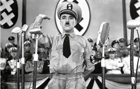  ?? Foto: picture alliance ?? Als Charlie Chaplin 1940 mit „Der große Diktator“seine Satire auf Hitler und die Nazis drehte, hatte sich der Wind in Hollywood gedreht: Die Filme bezogen nun klar Position gegen das faschistis­che Deutschlan­d. In den Jahren davor war das Gegenteil der Fall gewesen.